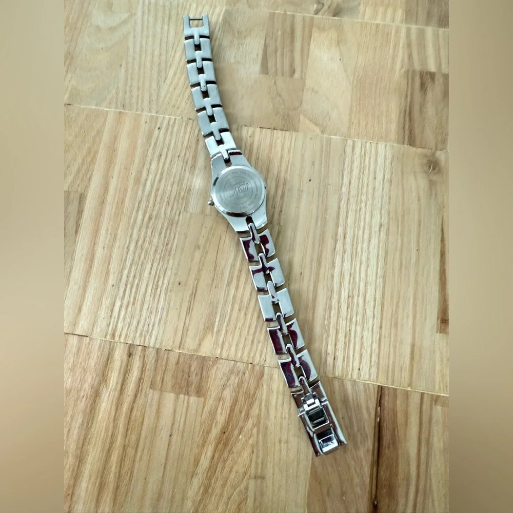 Armitron ladies blue holographic dial silver tone watch NEW BATTERY